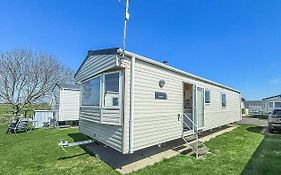 6 Berth Caravan For Hire With Wifi At Seawick Holiday Park In Essex Ref 27025Hv