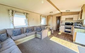 6 Berth Caravan For Hire With Wifi At Seawick Holiday Park In Essex Ref 27025Hv