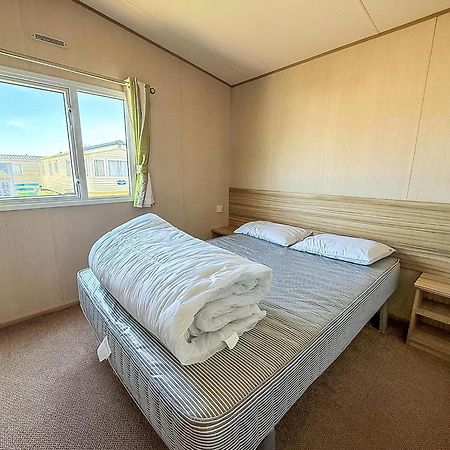 6 Berth Caravan For Hire With Wifi At Seawick Holiday Park In Essex Ref 27025Hv Clacton-on-Sea Exterior photo