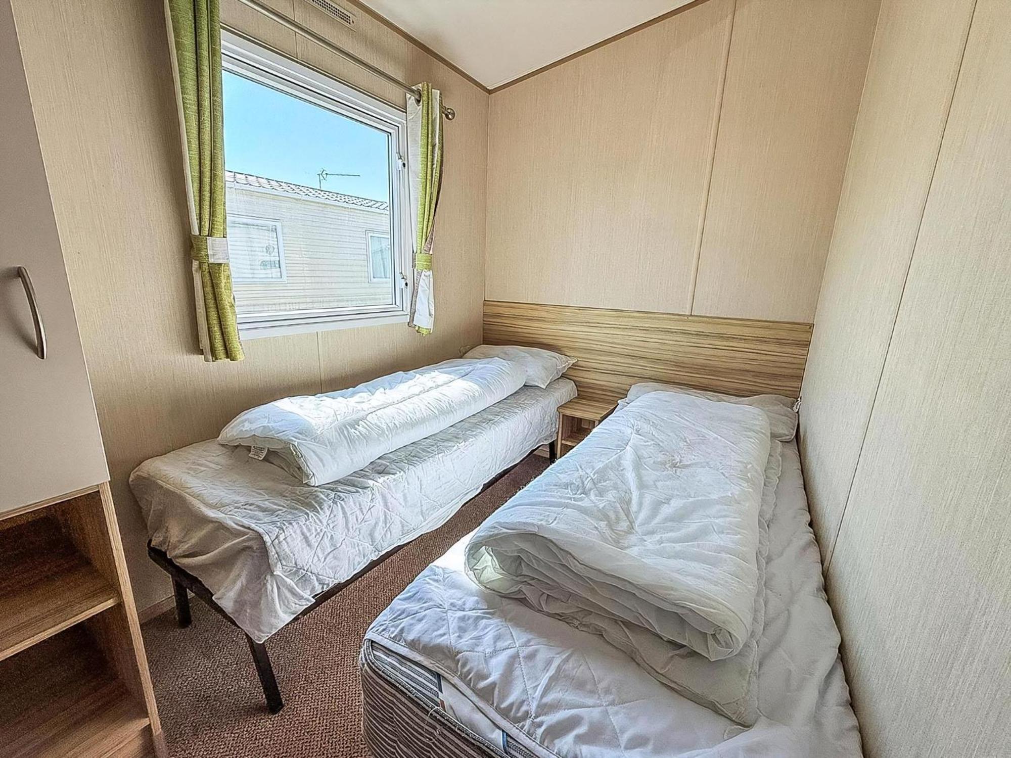 6 Berth Caravan For Hire With Wifi At Seawick Holiday Park In Essex Ref 27025Hv Clacton-on-Sea Exterior photo