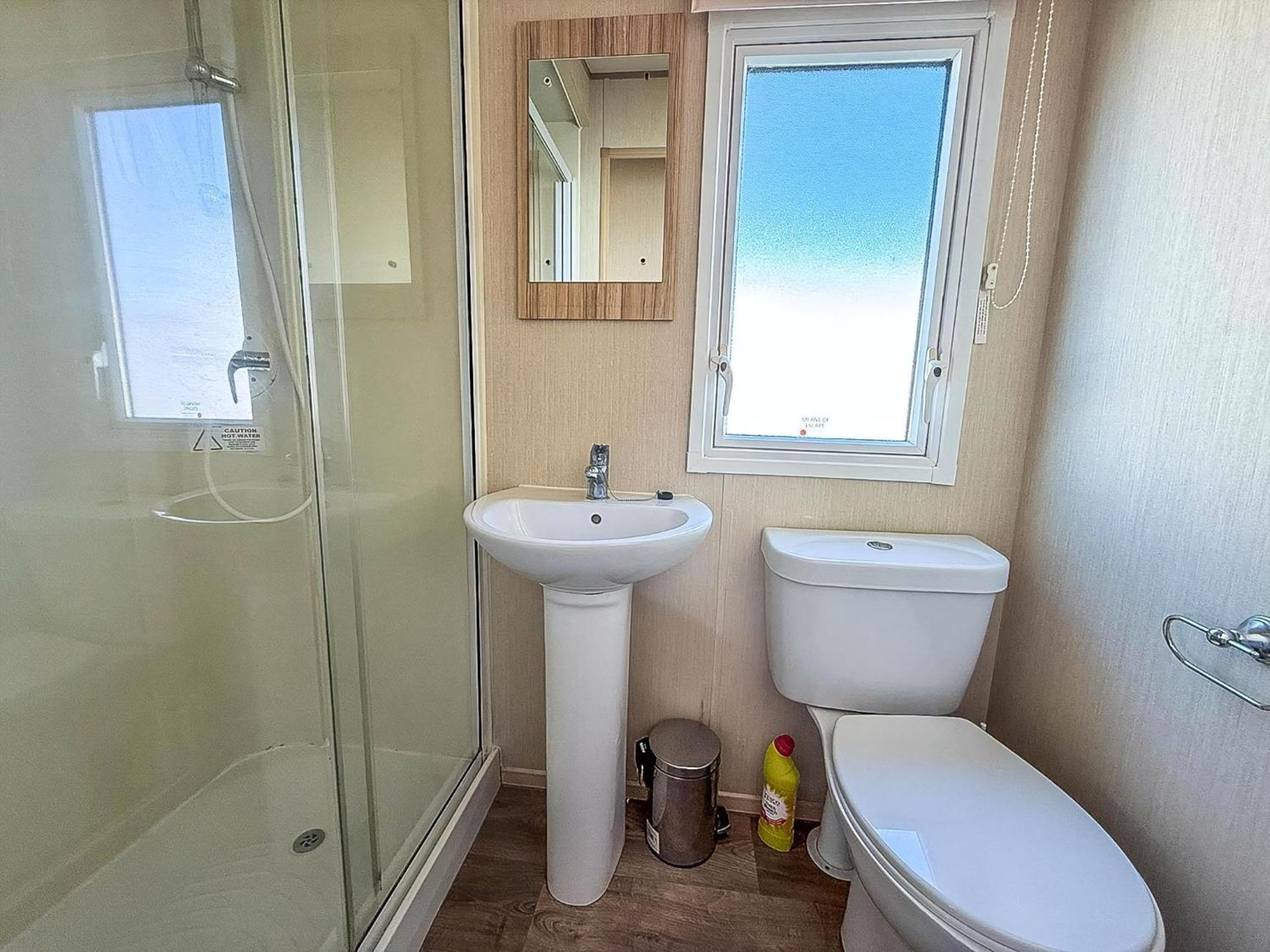 6 Berth Caravan For Hire With Wifi At Seawick Holiday Park In Essex Ref 27025Hv Clacton-on-Sea Exterior photo