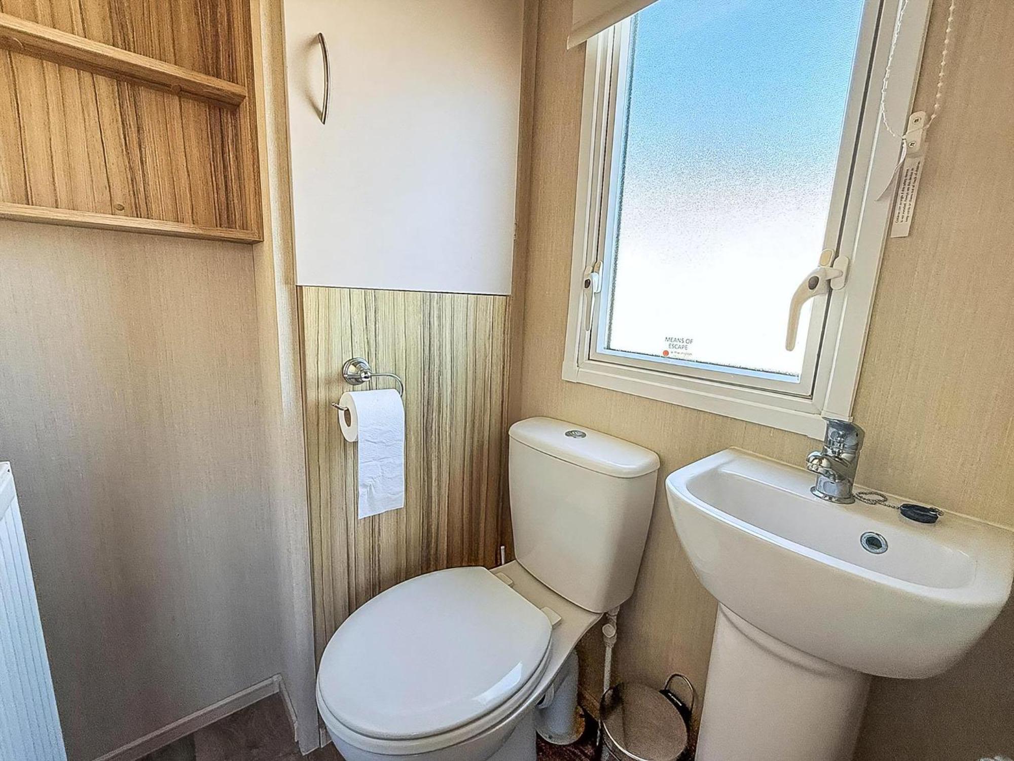 6 Berth Caravan For Hire With Wifi At Seawick Holiday Park In Essex Ref 27025Hv Clacton-on-Sea Exterior photo