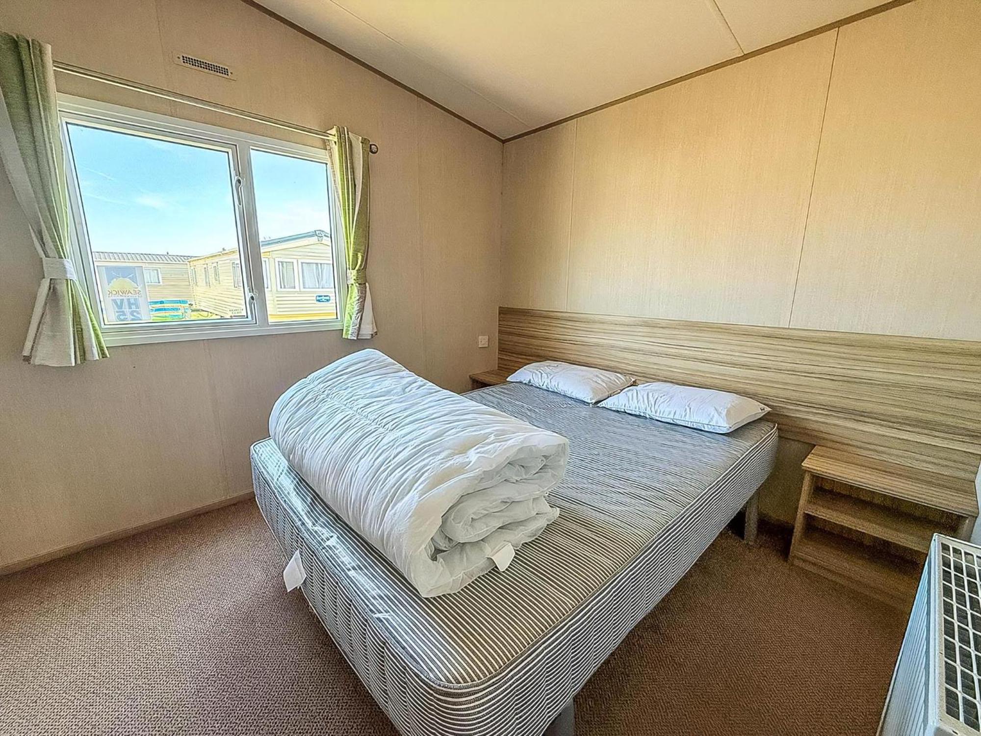 6 Berth Caravan For Hire With Wifi At Seawick Holiday Park In Essex Ref 27025Hv Clacton-on-Sea Exterior photo