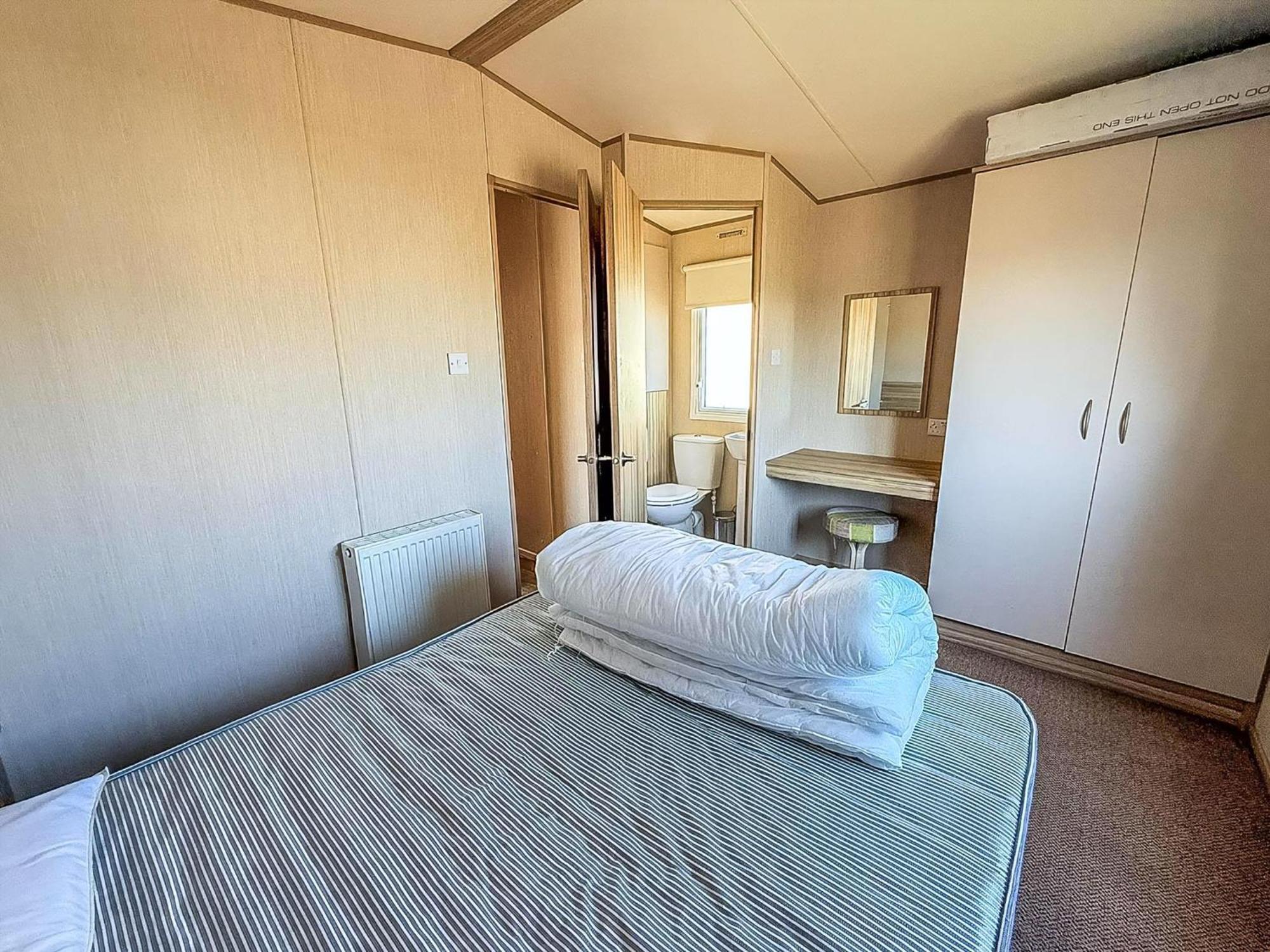6 Berth Caravan For Hire With Wifi At Seawick Holiday Park In Essex Ref 27025Hv Clacton-on-Sea Exterior photo