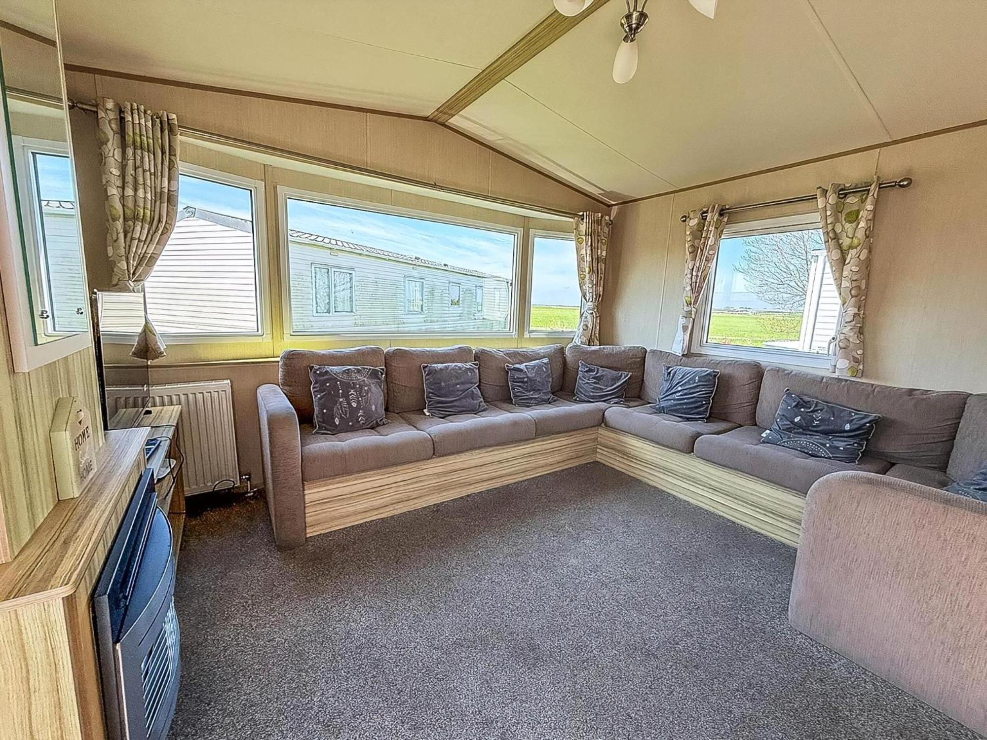 6 Berth Caravan For Hire With Wifi At Seawick Holiday Park In Essex Ref 27025Hv Clacton-on-Sea Exterior photo