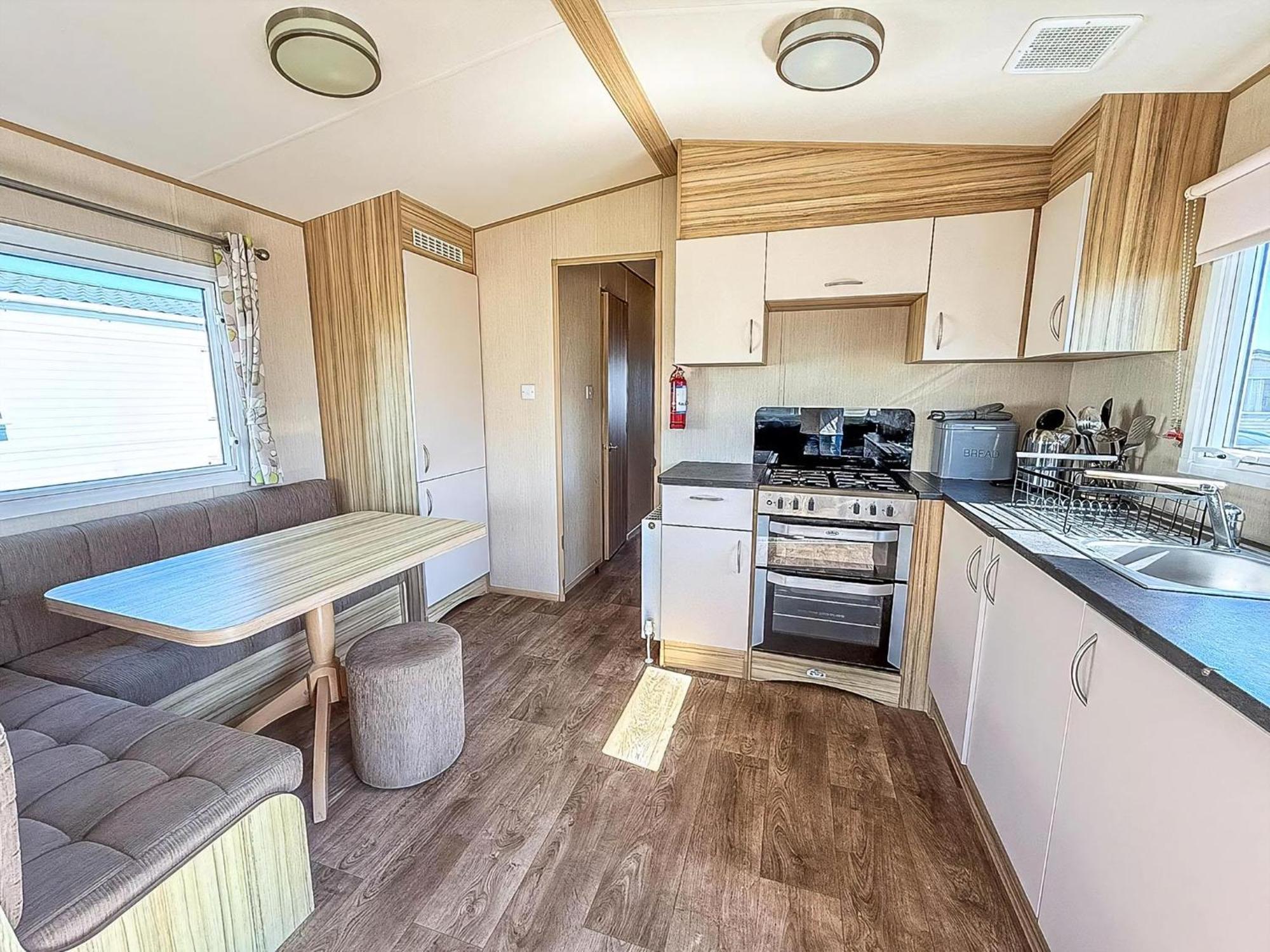 6 Berth Caravan For Hire With Wifi At Seawick Holiday Park In Essex Ref 27025Hv Clacton-on-Sea Exterior photo